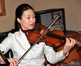 yoko-playing-on-a-violine